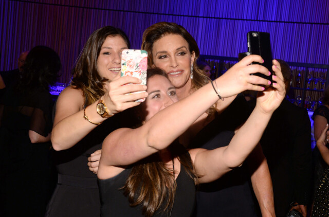 STILTE OPP FOR FANSEN: På TIME 100-gallaen lot en smilende Caitlyn Jenner seg fotografere med flere unge fans. Foto: SipaUSA STILTE OPP FOR FANSEN: På TIME 100-gallaen lot en smilende Caitlyn Jenner seg fotografere med flere unge fans. Foto: SipaUSA